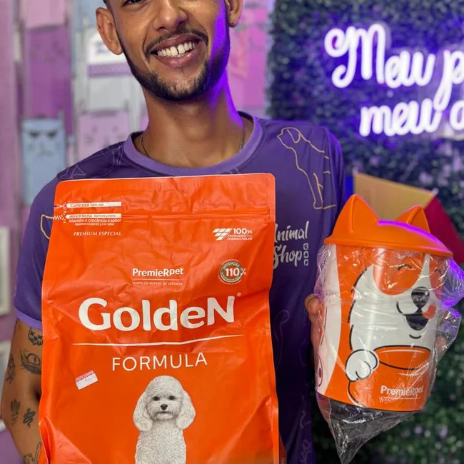 Colaborador da Animal Shop segurando pacotes de ração