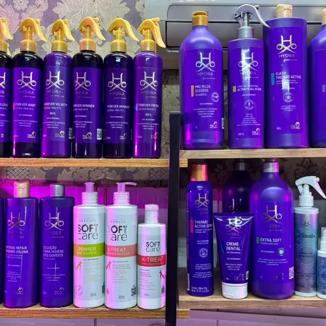 Prateleira com produtos profissionais de higiene e estética