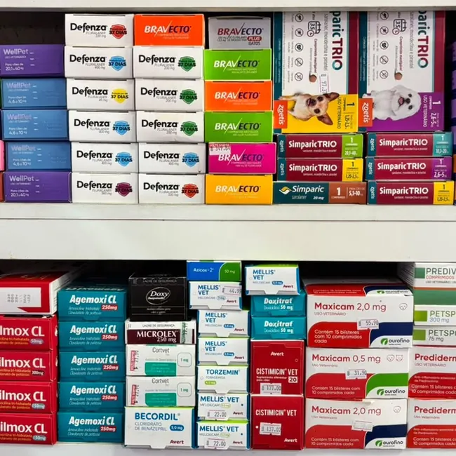 Prateleira com medicamentos veterinários
