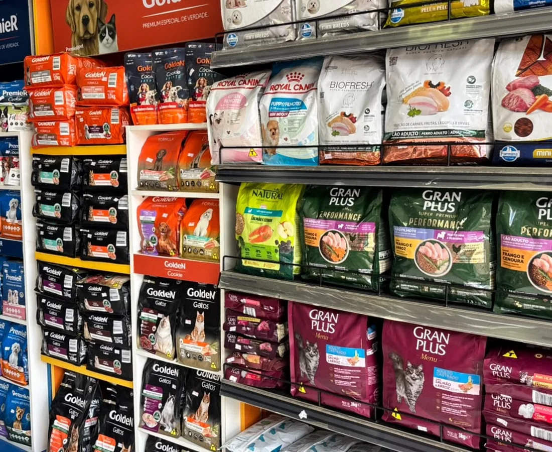 Prateleiras com rações para cães e gatos na loja da Animal Shop